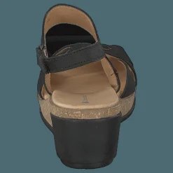 El Naturalista Leaves Black