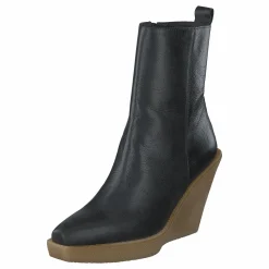 Nude of Scandinavia Ubah Saratoga / Nero